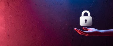 Siber güvenlik ağı. Asma kilit simgesi ve internet teknolojisi ağı. Tablet ve sanal arayüzde veri kişisel bilgilerini koruyan bir iş adamı. Veri koruma gizlilik kavramı. GDPR. AB.