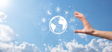 İş adamı gizler, kullanır ve topluluk teknolojisinin dijital bilgi simgesini basar. Yüksek teknoloji ve büyük veri kavramı. Küresel bağlantı. Şeylerin interneti. ICT Bilgi İletişim Ağı