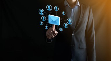 E- posta ve kullanıcı simgesi, imza, sembol pazarlama ya da bülten konsepti, diyagram. E- posta gönderme. Posta ve SMS pazarlama kavramı. İş dünyasında doğrudan satış şeması. E- posta için istemci listesi