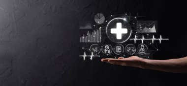 İş adamının elinde sanal ve tıbbi ağ bağlantısı simgeleri var. Covid-19 salgını insanları bilinçlendirir ve sağlık hizmetlerine dikkat çeker. Doktor, belge, ilaç, ambulans, hasta ikonu