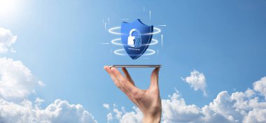 Siber güvenlik ağı. Asma kilit simgesi ve internet teknolojisi ağı. Kişisel bilgileri ve sanal arayüzü koruyan bir iş adamı. Veri koruma gizlilik kavramı. GDPR. AB. Dijital suç.