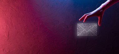 İş adamı elinde e-posta simgesi ile bizimle iletişim kurar ve kişisel bilgilerinizi spam postalarından korur. Müşteri hizmetleri çağrı merkezi bizimle iletişim kurar.