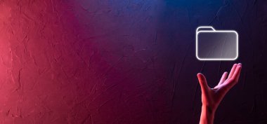 İş adamı dizin simgesini tutuyor. Belge Yönetim Sistemi veya modern bilgisayarlı bilişim danışmanı tarafından kurulmuş DMS yönetici bilgileri ve kurumsal dosyaları arıyor. İş süreci..