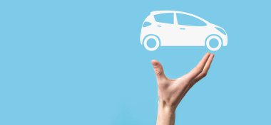 Araba ikonu tutan adamın dijital bileşimi. Araba sigortası ve araba servisi konsepti. Bir jest ve araba ikonu sunan bir iş adamı.