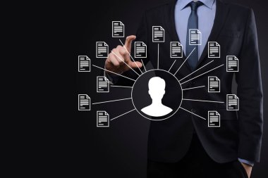 Belge Yönetim Sistemi DMS. İş adamı kullanıcı ve belge simgesini elinde tutar. Şirket dosyaları ve bilgilerini arşivlemek, aramak ve yönetmek için yazılımdır. İnternet Teknoloji Konsepti. Dijital Güvenlik