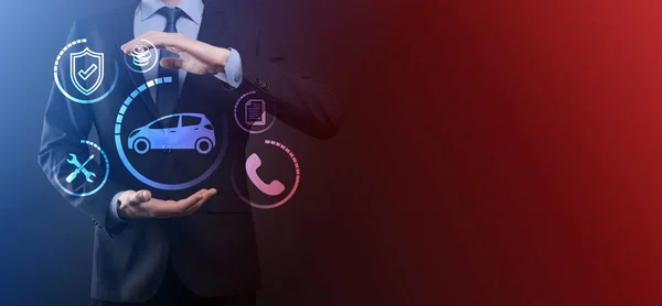 Цифровий Композит Man Тримає Значок Автомобіля Автомобільне Страхування Концепція Автосервісів Ліцензійні Стокові Зображення