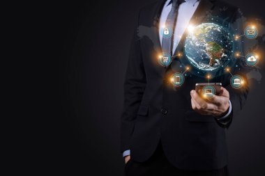 Büyüme grafiği müşterisi, dijital pazarlama, bankacılık ve ödeme çevrimiçi, iş dünyasının analizi ve planlanması ile işadamı ikonu ağ bağlantısı verileri. Finansal bankacılık. Teknoloji dijital pazarlaması