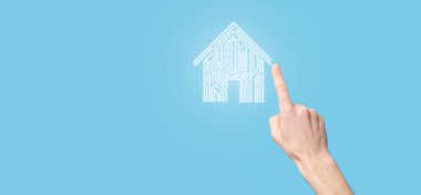 Ev idaresi ikonu. Mart evi kontrollü, akıllı ev ve ev otomasyon uygulaması konsepti. PCB tasarımı ve akıllı telefonu olan kişi. Yenilik teknolojisi internet ağı kavramı