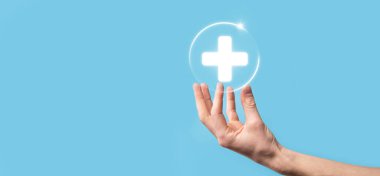 İş adamının elinde sanal ve tıbbi ağ bağlantısı simgeleri var. Covid-19 salgını insanları bilinçlendiriyor ve sağlık hizmetlerine dikkat çekiyor.