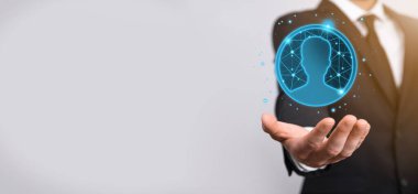 İşadamı, elinde kullanıcı adam, elinde kadın poligon tarzında bir simge tutuyor. İnternet simgeleri arayüzü önplanı. genel ağ medya kavramı