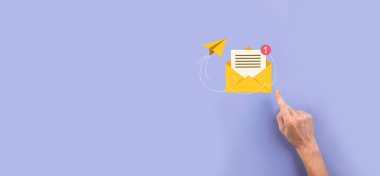 İş adamı elinde mektup simgesi, e-posta simgeleri. Haber bülteni e- postası ile bizimle irtibata geçin ve kişisel bilgilerinizi spam postasından koruyun. Müşteri hizmetleri çağrı merkezi bizimle irtibata geçin.
