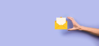 İş adamı elinde mektup simgesi, e-posta simgeleri. Haber bülteni e- postası ile bizimle irtibata geçin ve kişisel bilgilerinizi spam postasından koruyun. Müşteri hizmetleri çağrı merkezi bizimle irtibata geçin.