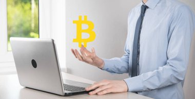 Mavi arka planda Bitcoin ikonu tutan bir erkek el. Bitcoin Şifreleme Dijital Bit Parası BTC Para Birimi Teknolojisi İnternet Konsepti