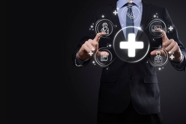 İş adamının elinde sanal ve tıbbi ağ bağlantısı simgeleri var. Covid-19 salgını insanları bilinçlendirir ve sağlık hizmetlerine dikkat çeker. Doktor, belge, ilaç, ambulans, hasta ikonu