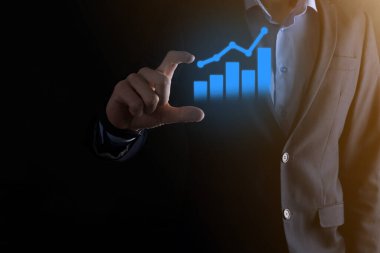 İş adamı elinde pozitif kar artışı olan bir grafik tutuyor. Grafik büyümesi ve grafik artışı işlerinde olumlu göstergeler. Daha kârlı ve büyüyen