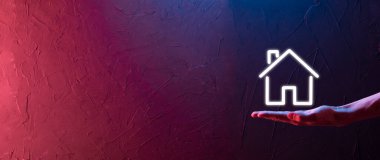 Emlak konsepti, iş adamı ev ikonu tutuyor. Ev elden gidiyor. Emlak sigortası ve güvenlik kavramı. İnsanın jestini ve evin sembolünü koruyorum..