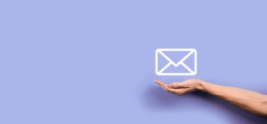 İş adamı elinde e-posta simgesi ile bizimle iletişim kurar ve kişisel bilgilerinizi spam postalarından korur. Müşteri hizmetleri çağrı merkezi bizimle iletişim kurar.