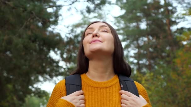 Mujer feliz disfruta del aire fresco de pie entre el bosque salvaje — Vídeos de Stock