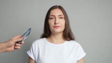 Mutsuz kadına gözlük veriliyor ve optikte reddediliyor.