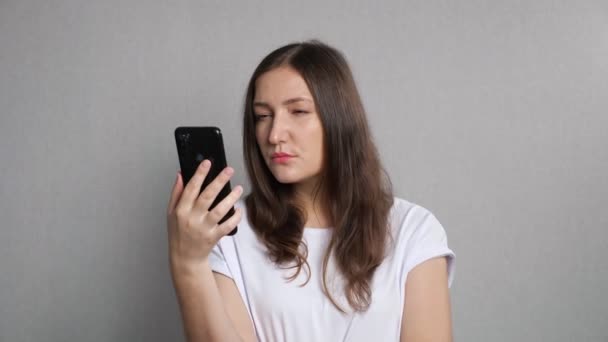 Mujer con mala vista mira de cerca en la pantalla del teléfono — Vídeos de Stock