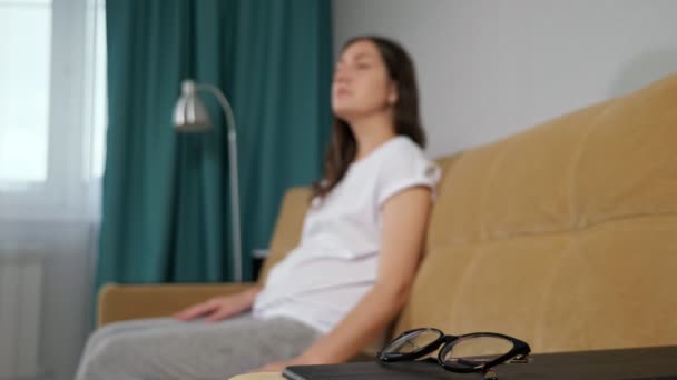 Mujer con mala vista trata de encontrar gafas golpeando sofá — Vídeos de Stock