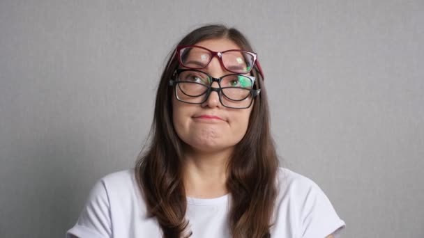 Mujer se pone varias gafas para mejorar la mala vista — Vídeo de stock