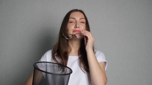 Mujer con amplia sonrisa y buena vista lanza gafas — Vídeo de stock