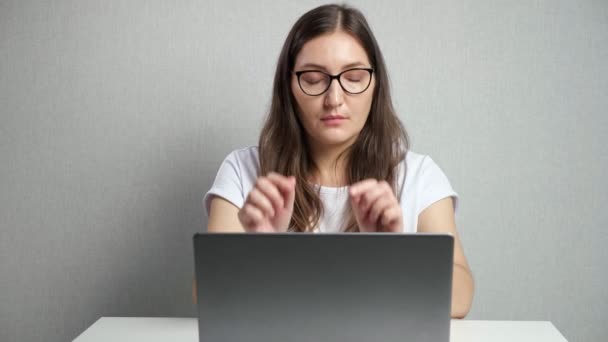 Mujer cansada se quita las gafas sentado en la pantalla del ordenador portátil — Vídeos de Stock