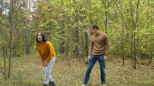 Kadın ve erkek arkadaş arayıp ormanda kayıp hayvan arıyorlar. — Stok video