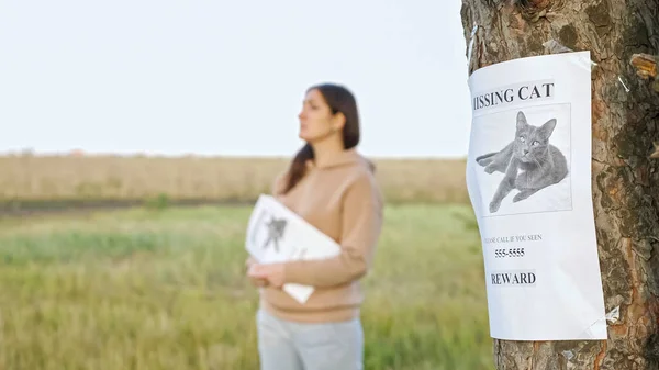Park broşürlü gergin bayan kayıp kedi posterine odaklan.