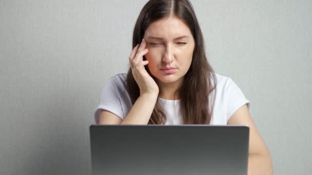 Γυναίκα με κακή όραση κοιτάζει οθόνη laptop squinting — Αρχείο Βίντεο