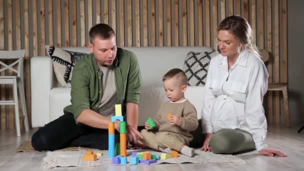 부모와아 들 이 형형색색 의나무 블록을 가지고 노는 모습 — 비디오