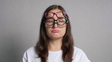 Kadın görüş bozukluğunu gidermek için birkaç gözlük takıyor.