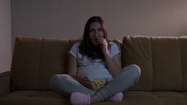 Lady spiser popcorn og glæder sig over at se konkurrence på tv – Stock-video