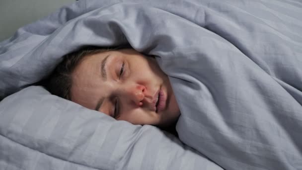 Jonge vrouw kan niet in slaap vallen als gevolg van ernstige hoest — Stockvideo