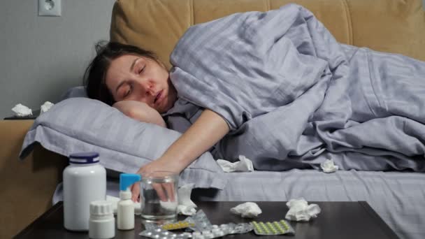流鼻涕的女人用药物从桌上拿餐巾 — 图库视频影像