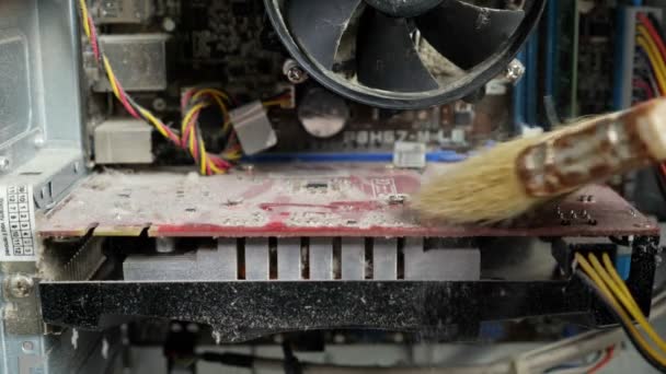 Unrecognizable master brushing a disassembled dusty computer with a brush, close-up — Stock Video