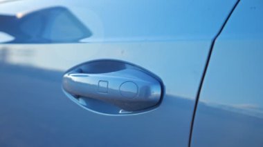 Sürücü otomobili açmak ve kapatmak için anahtarsız erişim kullanır