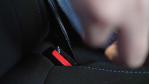 Пасажир кріпиться ремінь безпеки сидить всередині автомобіля — стокове відео