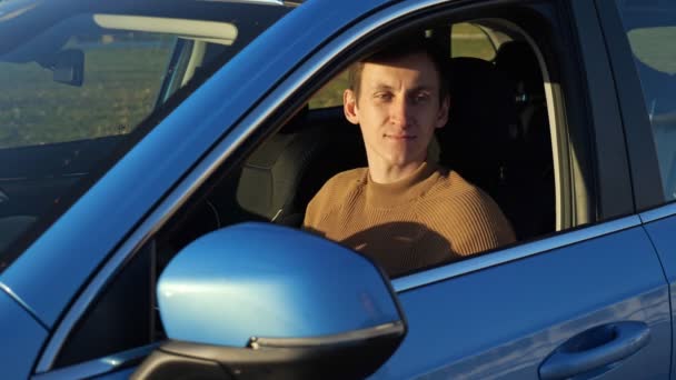 Frau übergibt Autoschlüssel an im Auto sitzenden Mann — Stockvideo