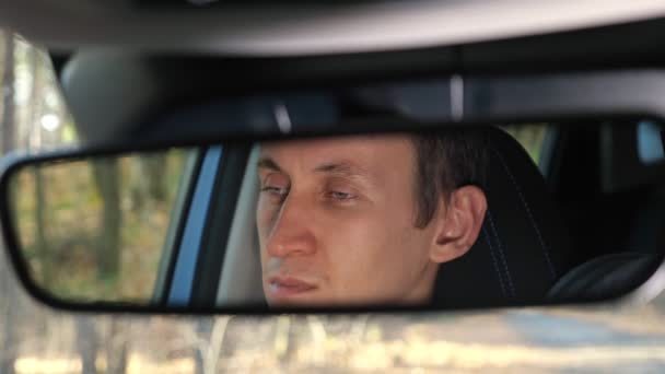 Rückspiegel reflektiert Mann nach Autopanne gestresst — Stockvideo
