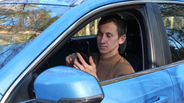 Водитель чувствует себя счастливым после успешного вызова автосервиса — стоковое видео