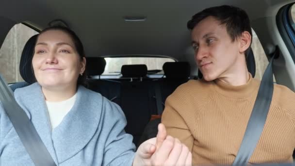 Счастливые молодожёны вместе едут в отпуск на машине — стоковое видео