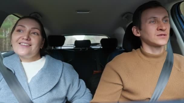Ζευγάρι ακούει μουσική τραγουδά και χορεύει οδηγώντας αυτοκίνητο — Αρχείο Βίντεο