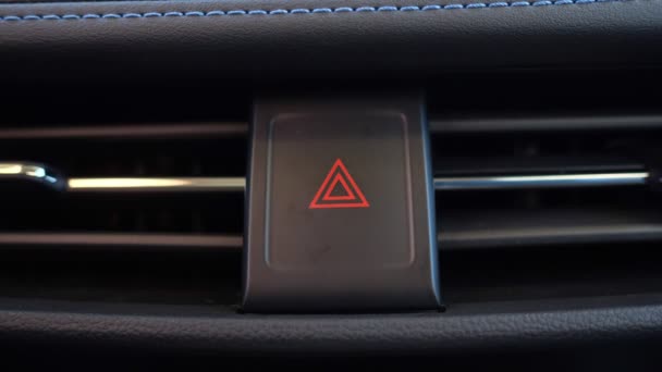 Noodverlichting auto indrukken op dashboard — Stockvideo