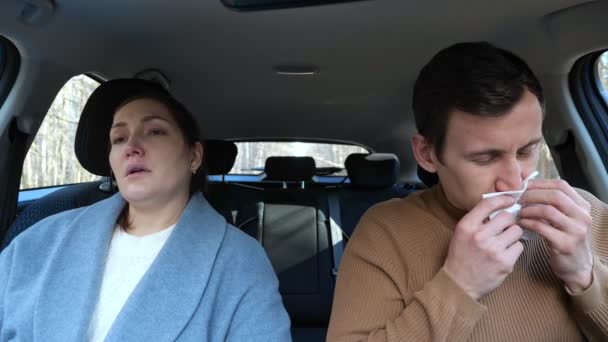 Пара простуд во время поездки и чихает бесконечно — стоковое видео