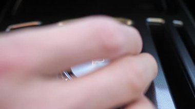 Sürücü vites panelini değiştirerek arabayı park moduna sokuyor