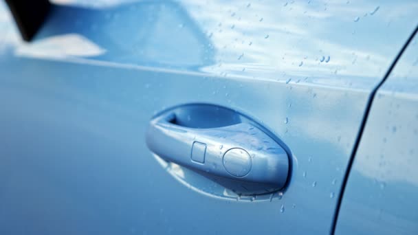 Mujer abre la puerta del conductor del automóvil cubierto con gotas de lluvia — Vídeos de Stock