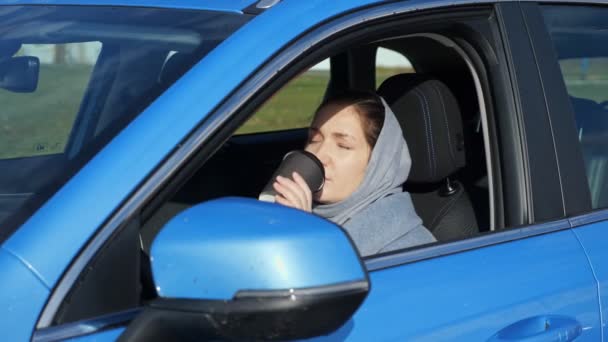 Vrouw eindigt drinken koffie gooit plastic beker op straat — Stockvideo