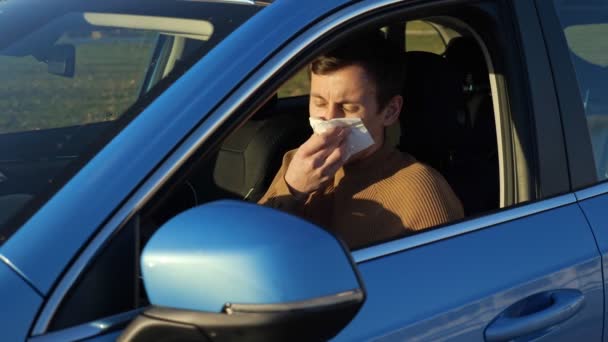 Řidič fouká nos do papírového ubrousku sedí uvnitř auta — Stock video